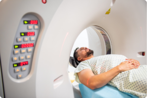 Homem deitado em aparelho de diagnóstico por imagem com luzes de alinhamento a laser.