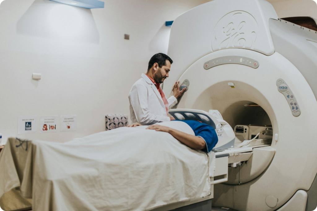 Paciente realizando exame de tomografia computadorizada com alinhamento a laser.